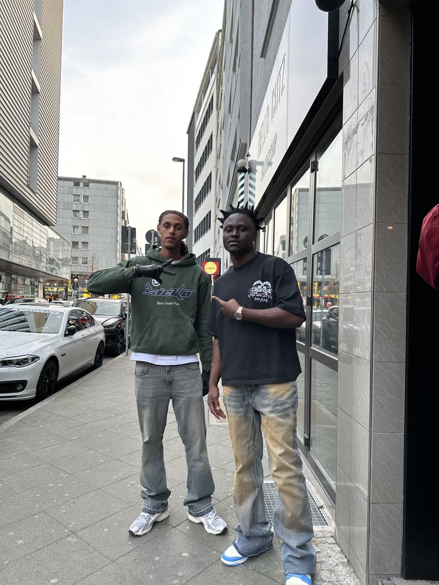 Two friends in the city